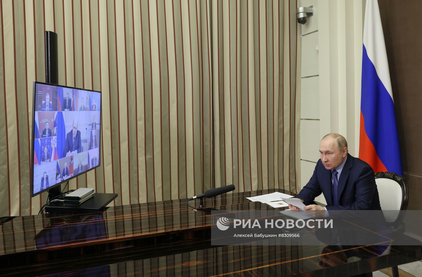 Президент РФ В. Путин провел совещание с членами Координационного совета при правительстве по обеспечению потребностей ВС РФ