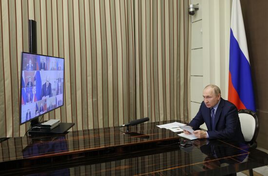 Президент РФ В. Путин провел совещание с членами Координационного совета при правительстве по обеспечению потребностей ВС РФ