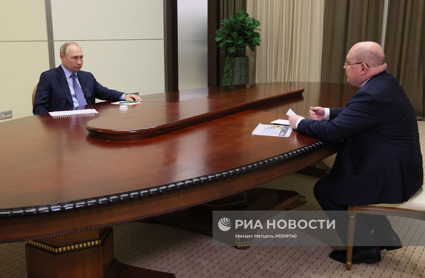 Президент РФ В. Путин встретился с губернатором Севастополя М. Развожаевым
