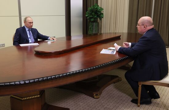 Президент РФ В. Путин встретился с губернатором Севастополя М. Развожаевым