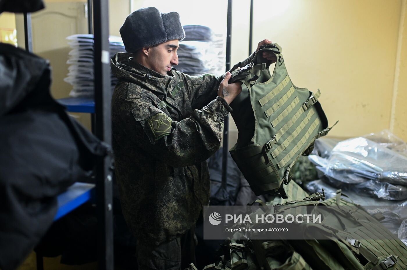 Выдача боевой экипировки мобилизованным в Ростовской области