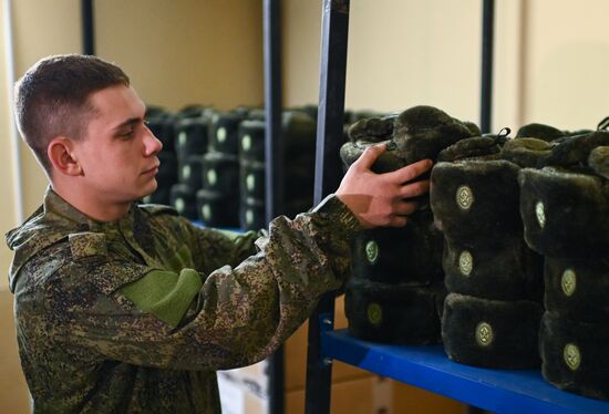 Выдача боевой экипировки мобилизованным в Ростовской области