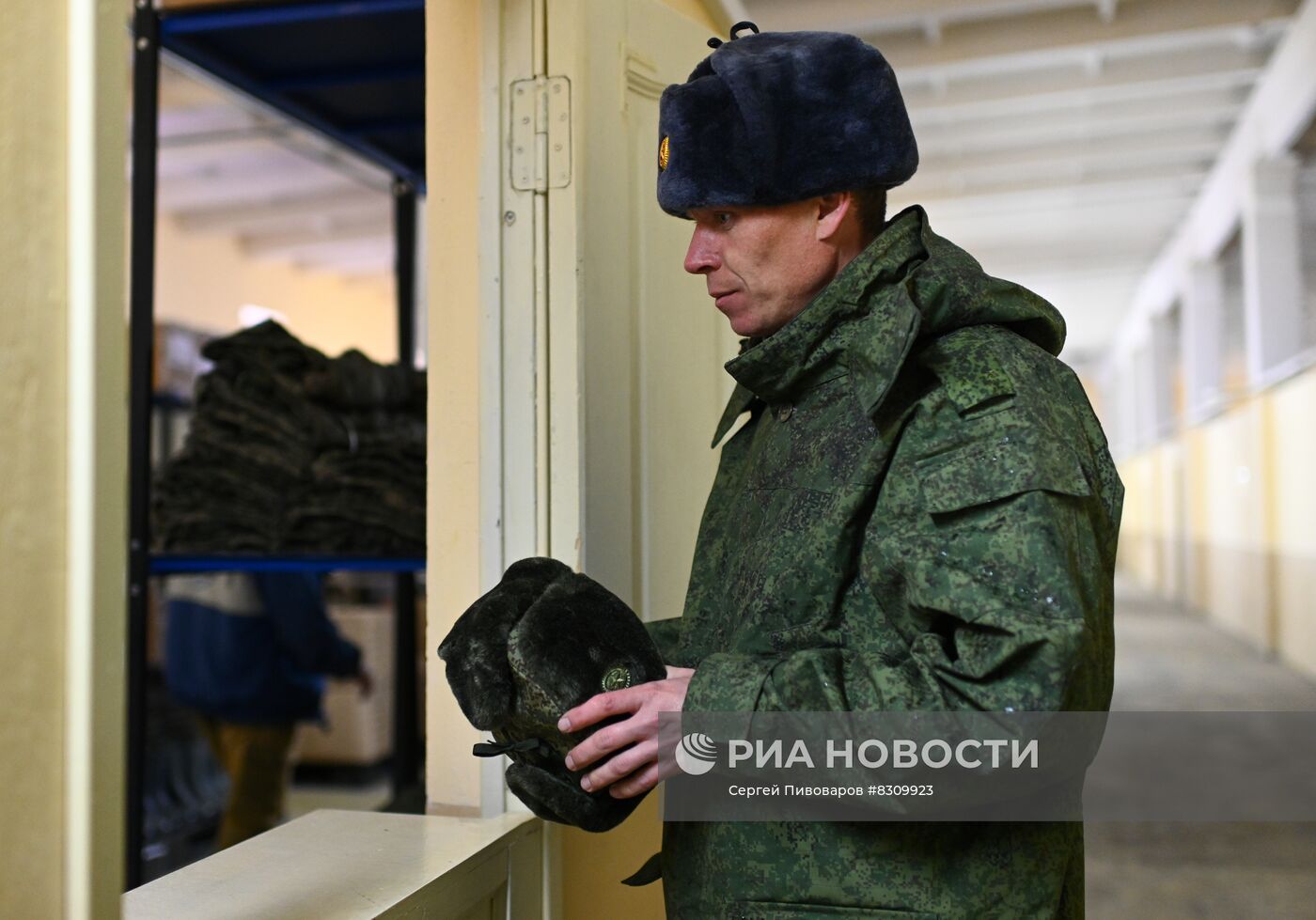 Выдача боевой экипировки мобилизованным в Ростовской области