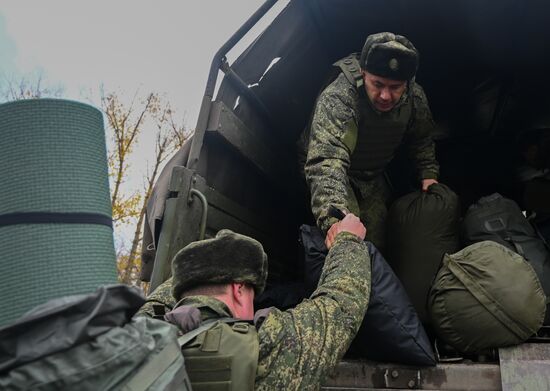 Выдача боевой экипировки мобилизованным в Ростовской области