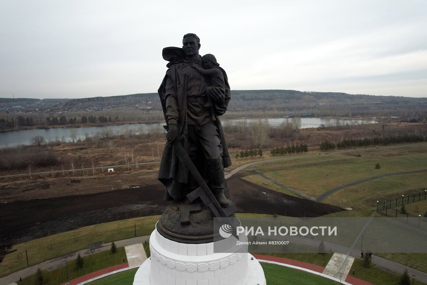 Открытие мемориала Воину-освободителю в Кузбассе