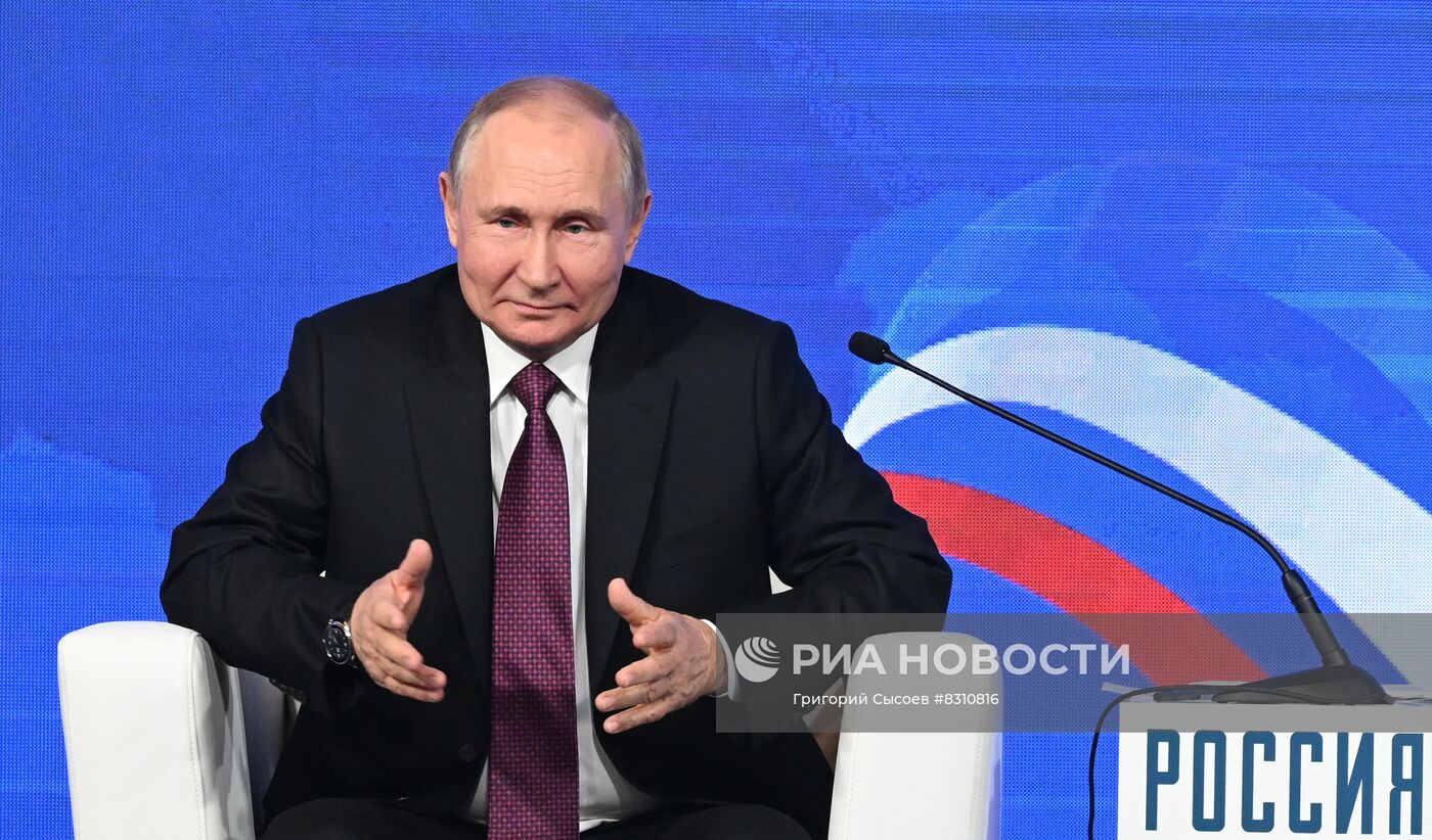Президент РФ В.Путин посетил выставку "Украина. На переломах эпох"
