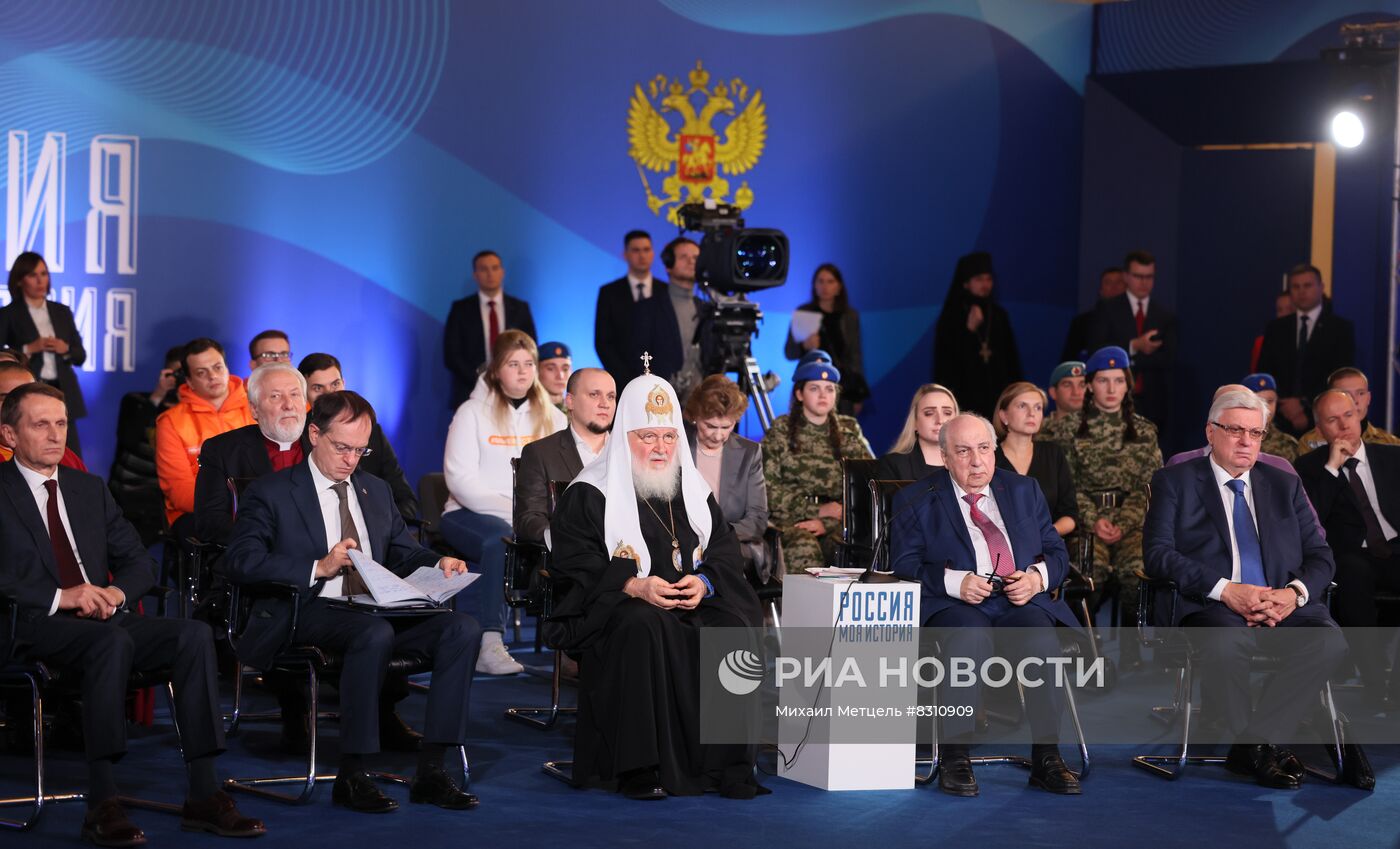 Президент РФ В.Путин посетил выставку "Украина. На переломах эпох"