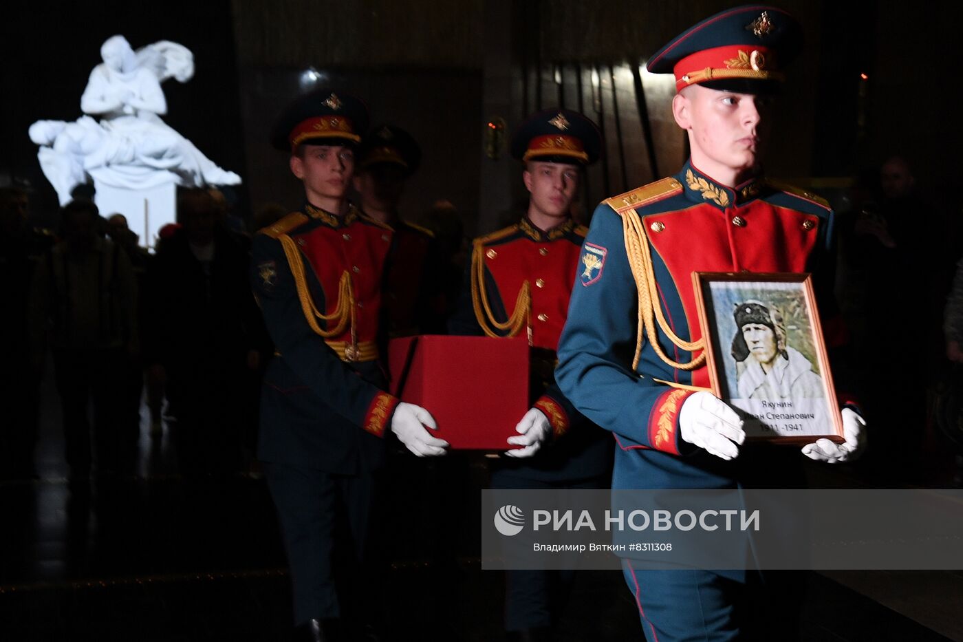 Церемония передачи родственникам останков погибших участников ВОВ