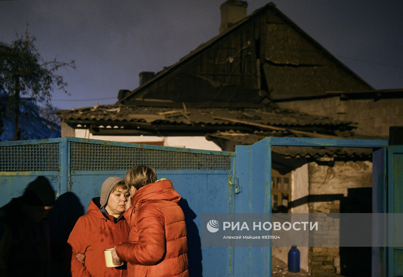 Последствия вечернего обстрела Донецка