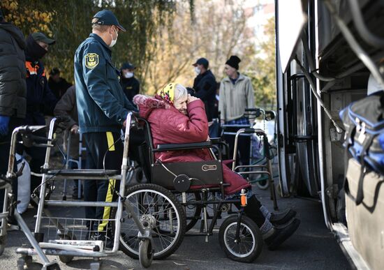 Маломобильных жителей Херсонской области эвакуируют в Крым