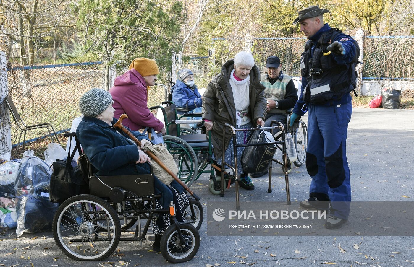 Маломобильных жителей Херсонской области эвакуируют в Крым