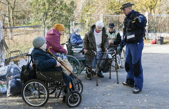 Маломобильных жителей Херсонской области эвакуируют в Крым