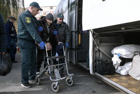 Маломобильных жителей Херсонской области эвакуируют в Крым