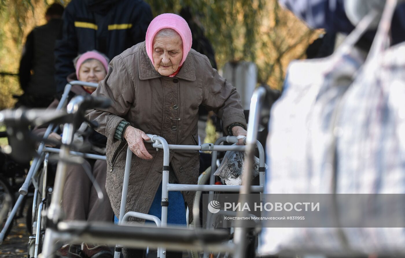 Маломобильных жителей Херсонской области эвакуируют в Крым