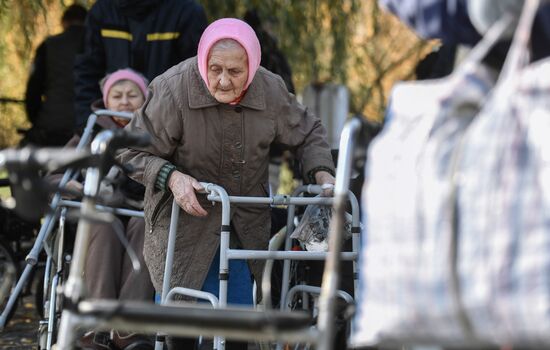 Маломобильных жителей Херсонской области эвакуируют в Крым