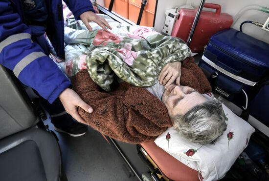 Маломобильных жителей Херсонской области эвакуируют в Крым