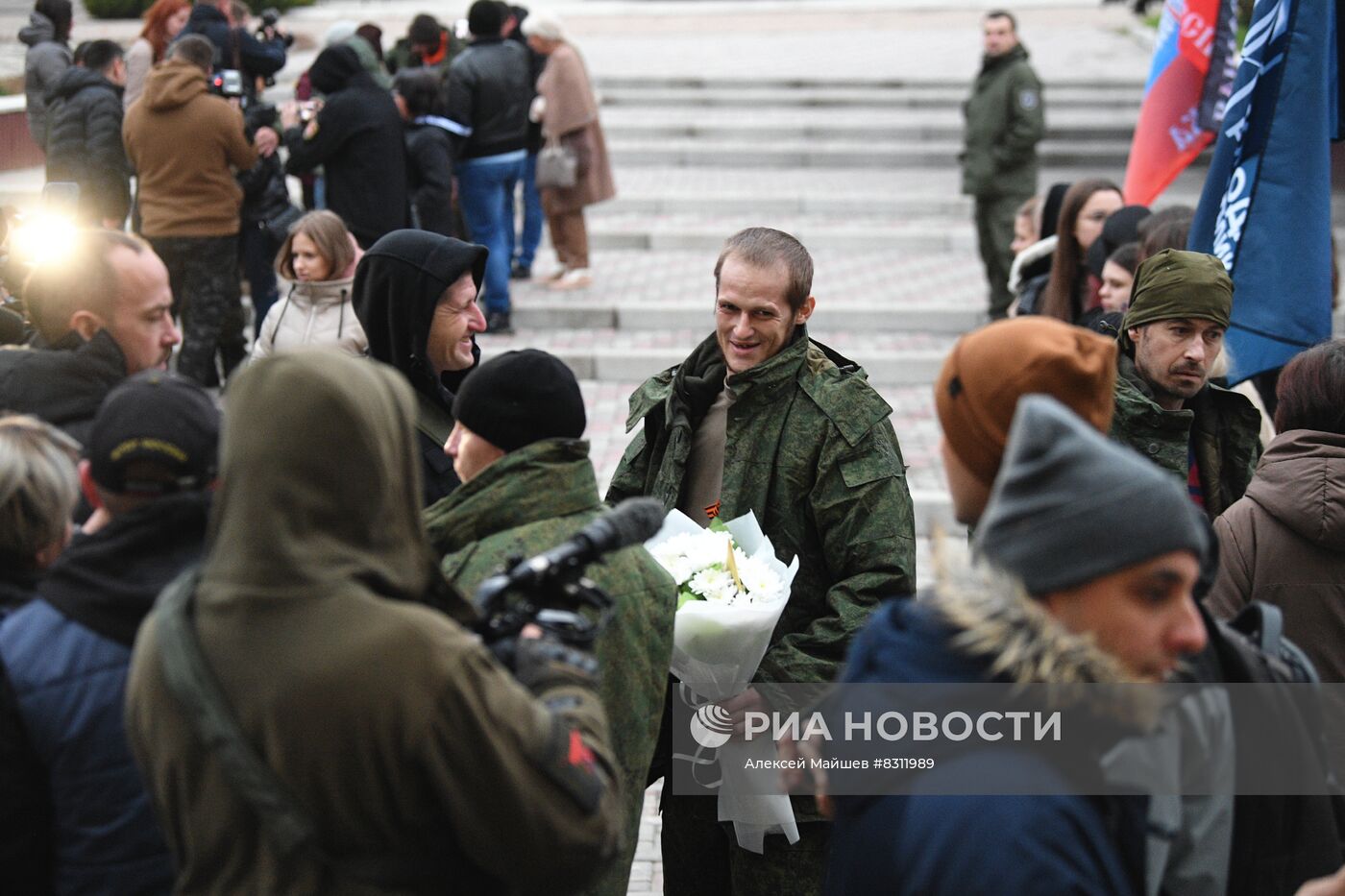 В ДНР встретили освобожденных из украинского плена военнослужащих