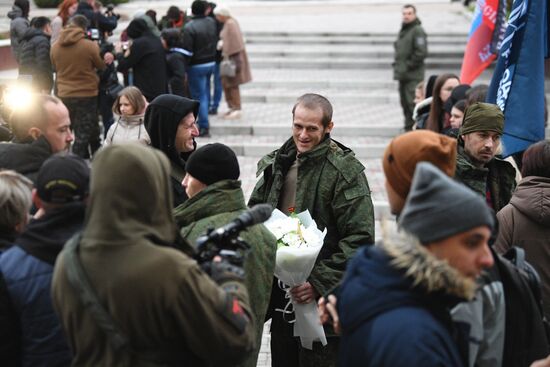 В ДНР встретили освобожденных из украинского плена военнослужащих