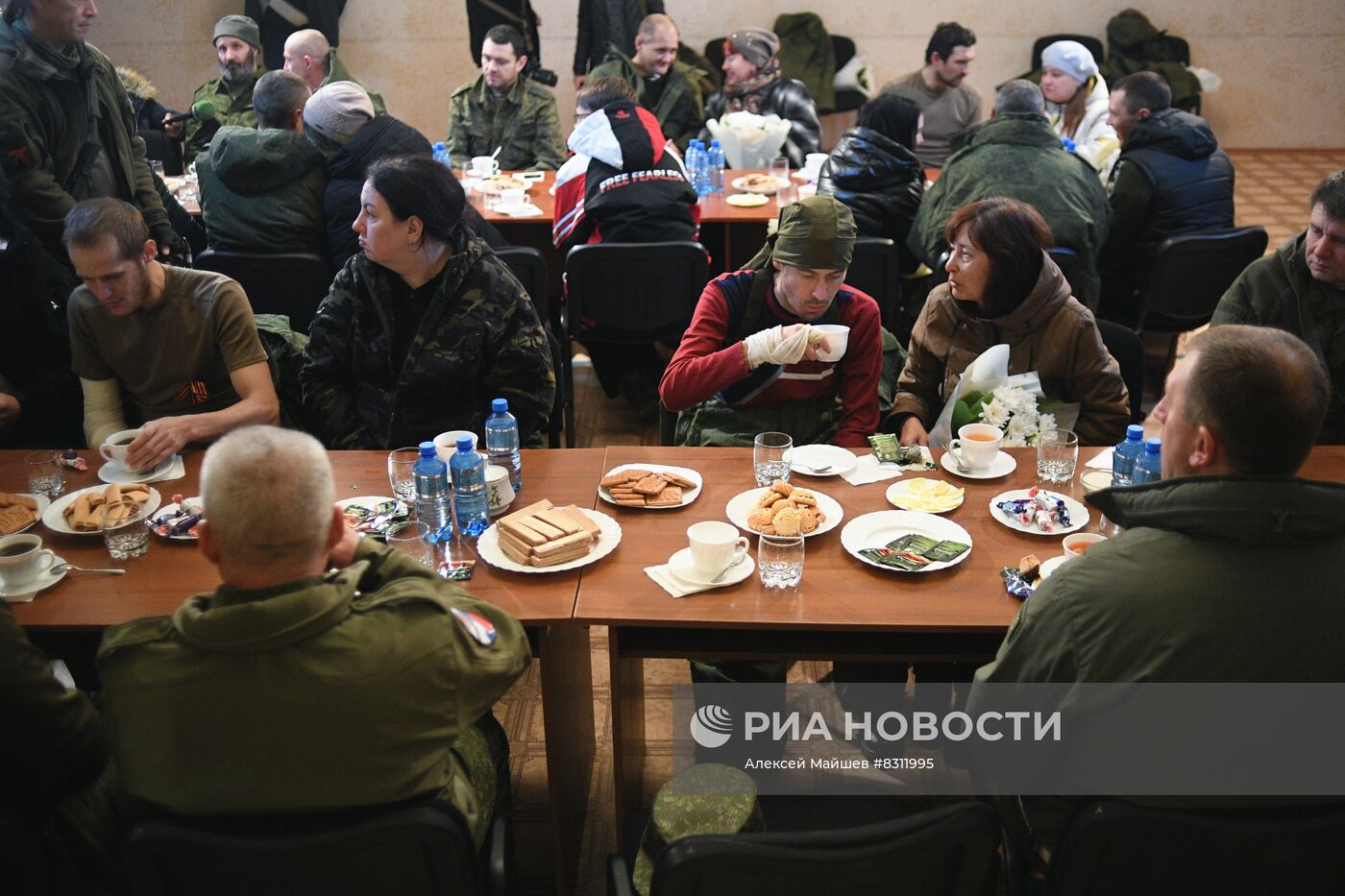 В ДНР встретили освобожденных из украинского плена военнослужащих