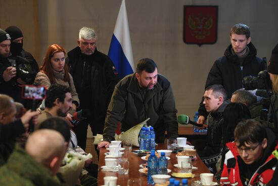В ДНР встретили освобожденных из украинского плена военнослужащих