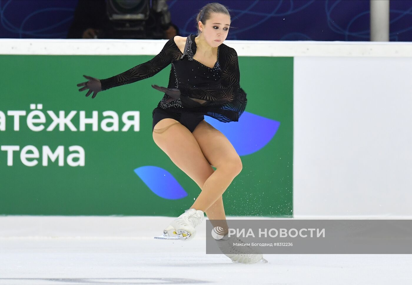 Камила Валиева фигурное катание. Фигурное катание женщины произвольная программа. Одиночное фигурное катание. Фигурное катание Гран при России 2022.