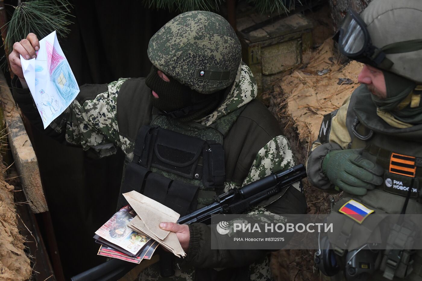 Журналисты РИА Новости передали призванным в рамках частичной мобилизации письма и рисунки детей