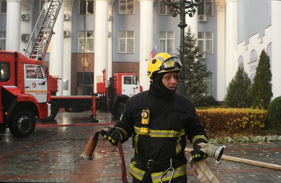 Пожар в здании управления железными дорогами в Донецке в результате украинского обстрела