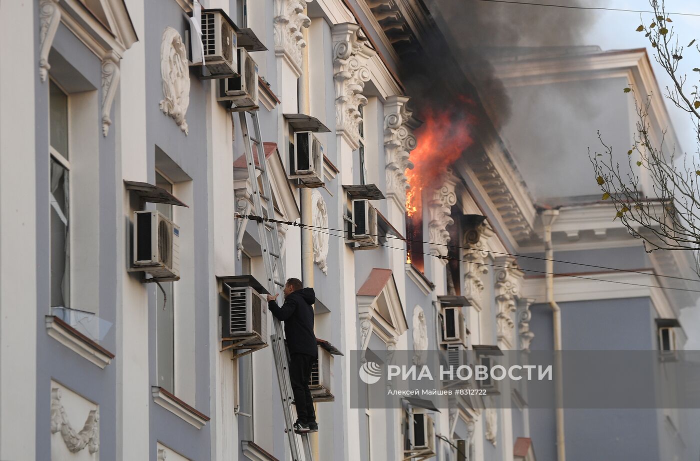 Пожар в здании управления железными дорогами в Донецке в результате украинского обстрела