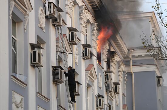 Пожар в здании управления железными дорогами в Донецке в результате украинского обстрела