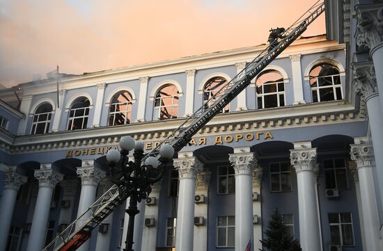 Пожар в здании управления железными дорогами в Донецке в результате украинского обстрела