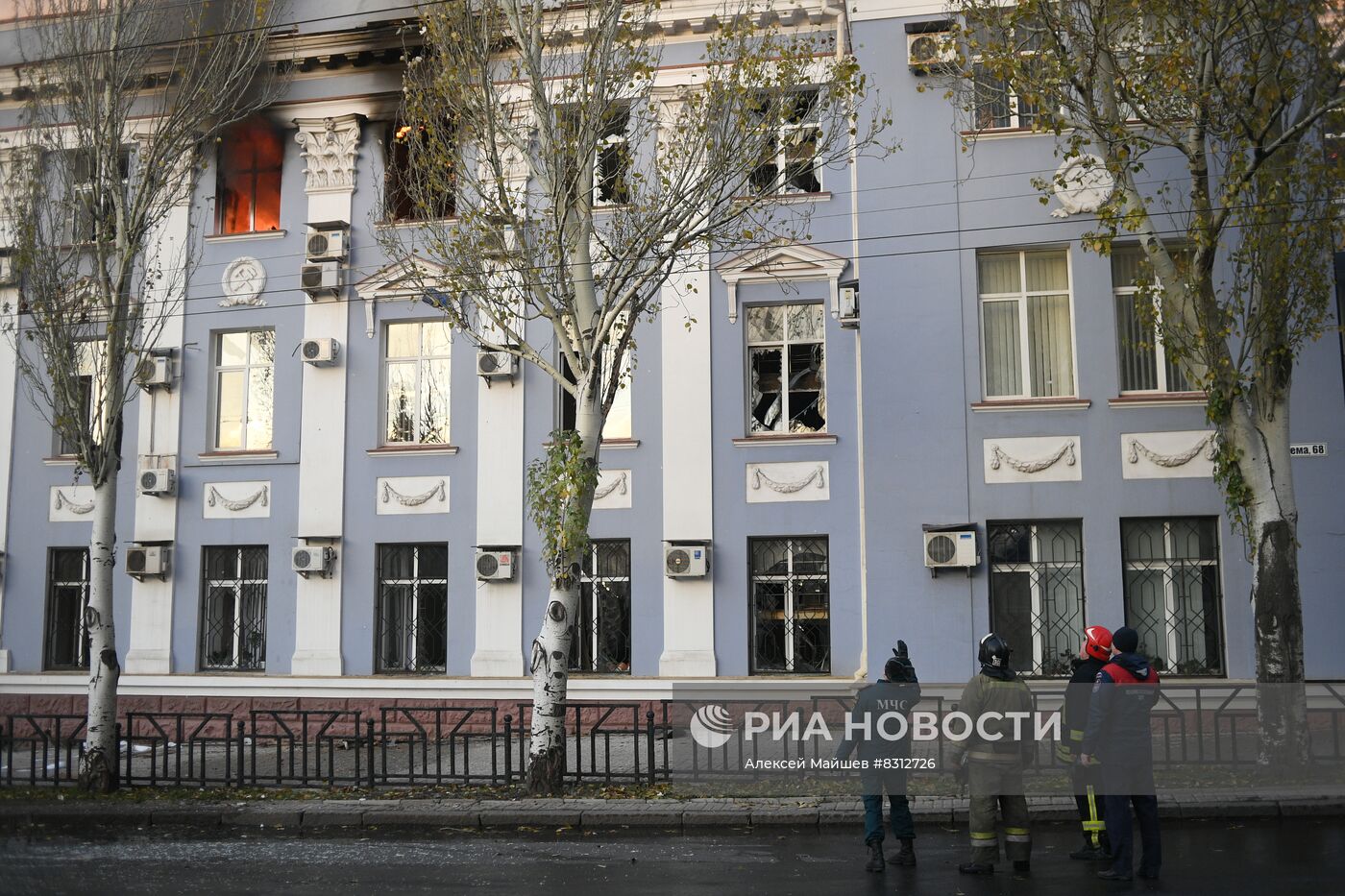 Пожар в здании управления железными дорогами в Донецке в результате украинского обстрела