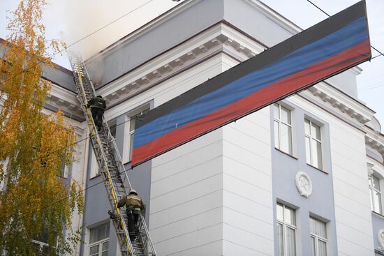 Пожар в здании управления железными дорогами в Донецке в результате украинского обстрела