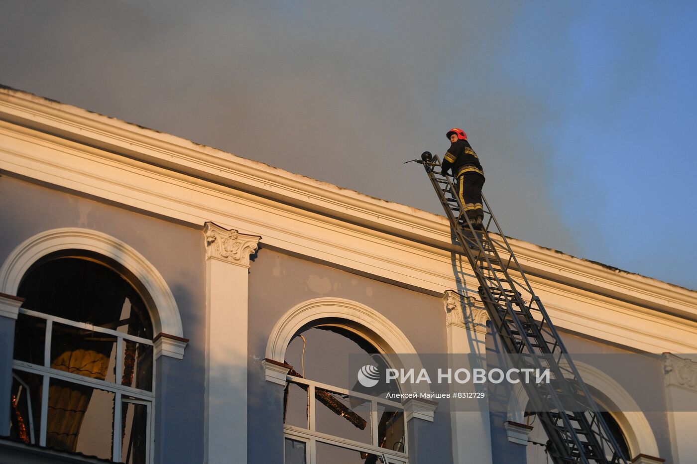 Пожар в здании управления железными дорогами в Донецке в результате украинского обстрела