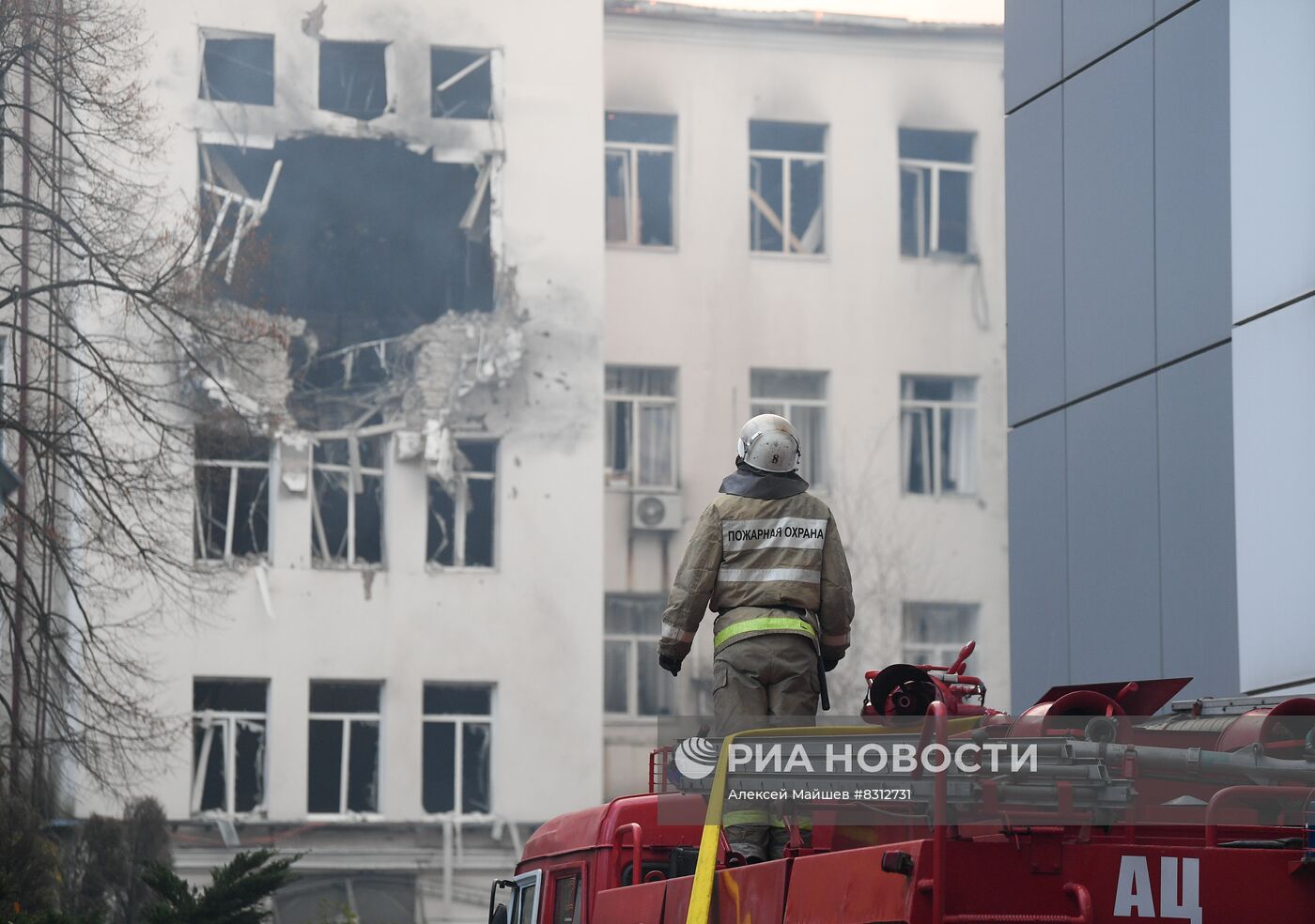 Пожар в здании управления железными дорогами в Донецке в результате украинского обстрела