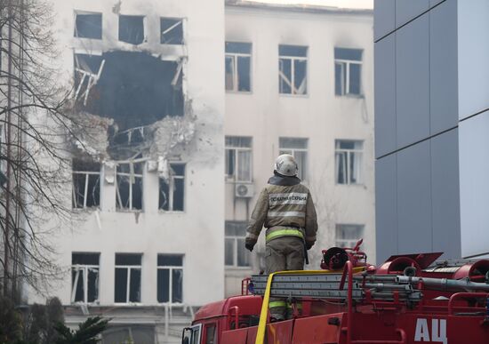 Пожар в здании управления железными дорогами в Донецке в результате украинского обстрела