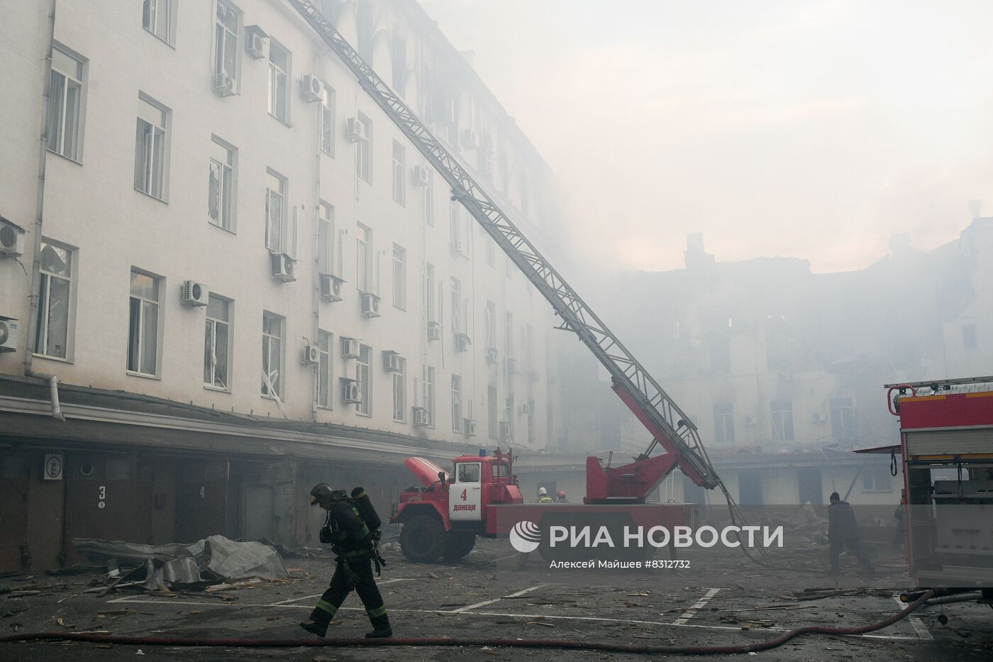 Пожар в здании управления железными дорогами в Донецке в результате украинского обстрела