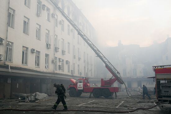 Пожар в здании управления железными дорогами в Донецке в результате украинского обстрела