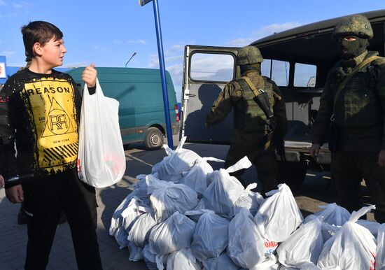 Раздача гуманитарной помощи населению Запорожской области