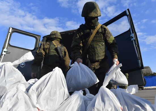 Раздача гуманитарной помощи населению Запорожской области