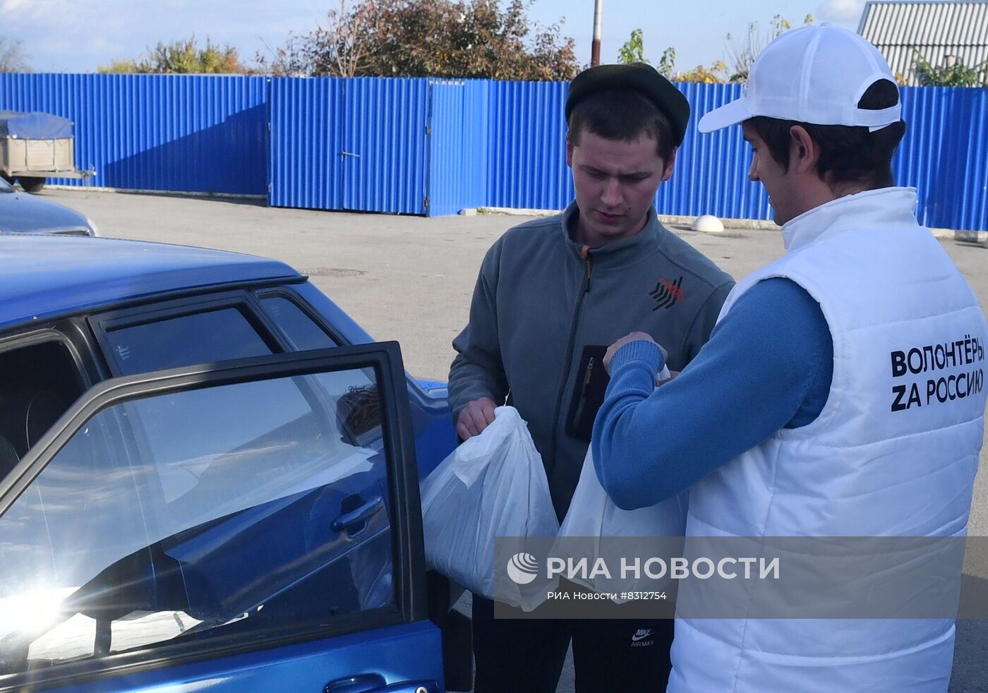 Раздача гуманитарной помощи населению Запорожской области