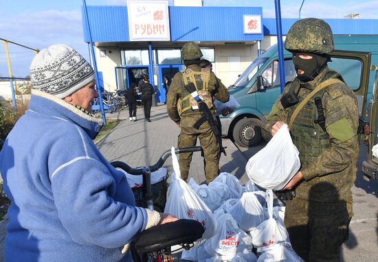 Раздача гуманитарной помощи населению Запорожской области