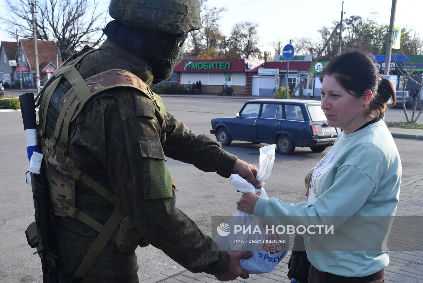 Раздача гуманитарной помощи населению Запорожской области