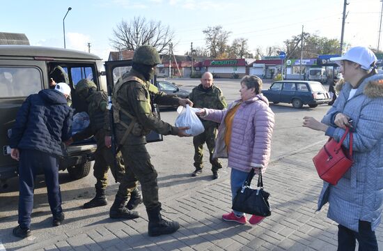 Раздача гуманитарной помощи населению Запорожской области