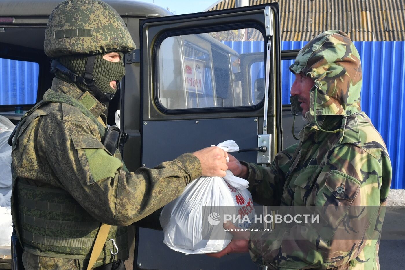 Раздача гуманитарной помощи населению Запорожской области
