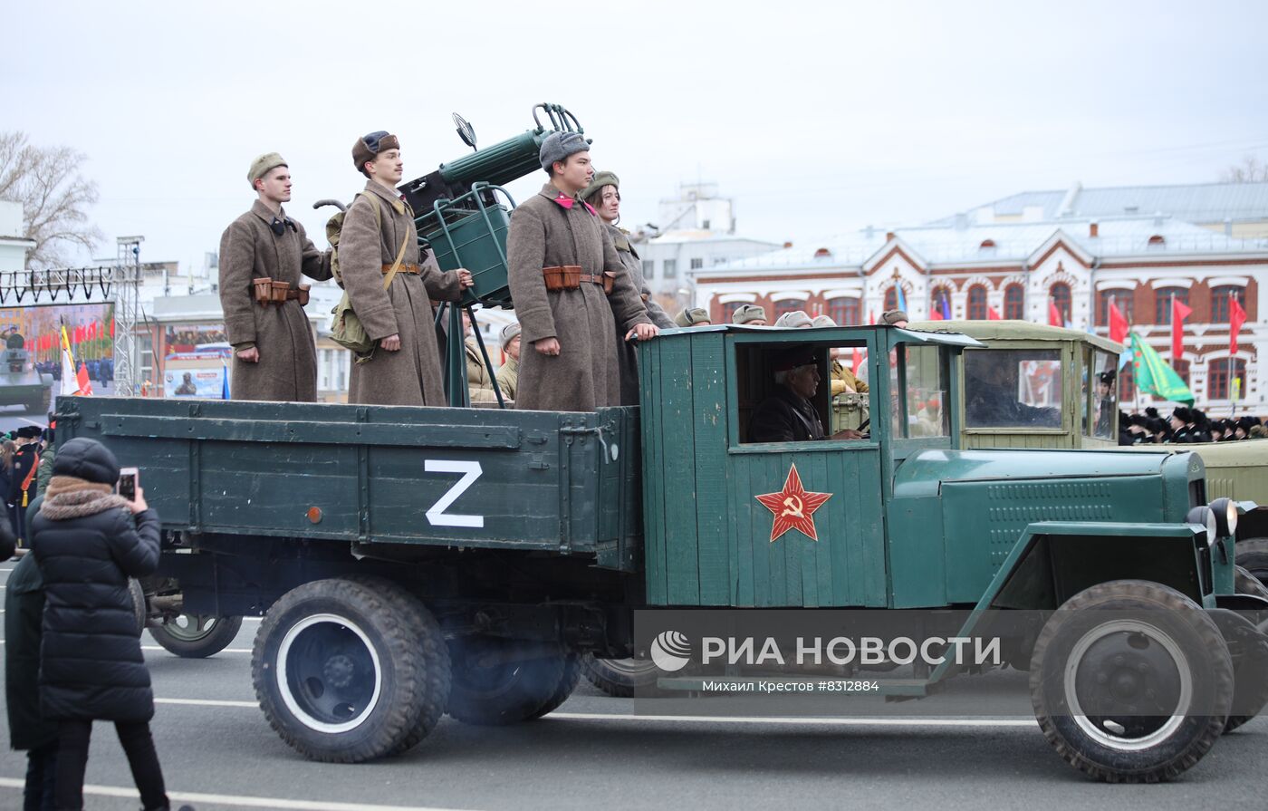 Парад памяти, посвященный 105-й годовщине Великой Октябрьской  социалистической революции в Самаре | РИА Новости Медиабанк