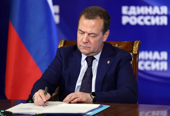 Председатель "Единой России" Д. Медведев провел встречу с кандидатами в секретари региональных отделений партии ЕР