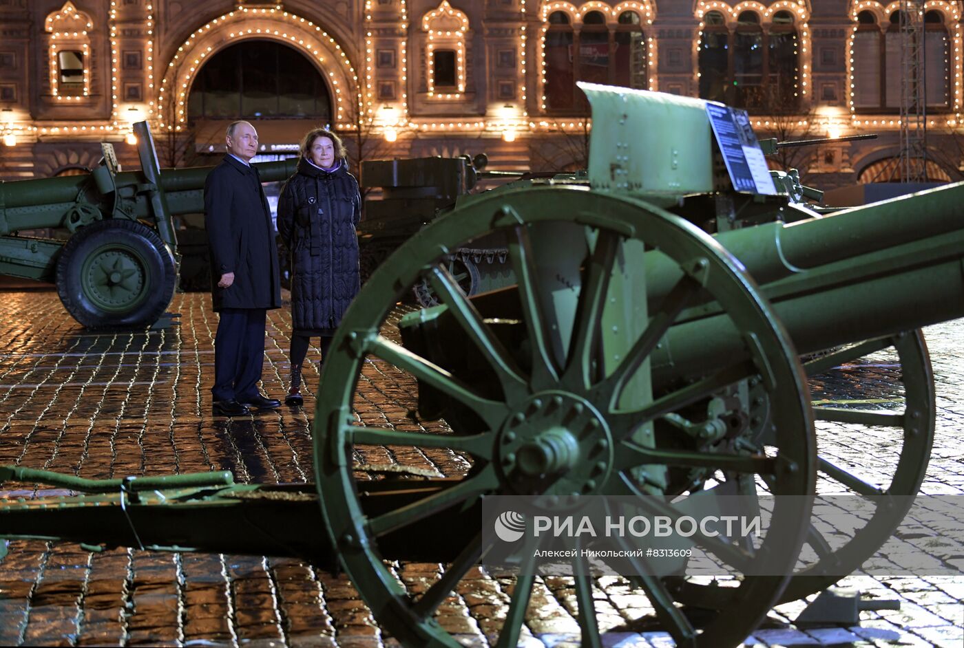 Президент РФ В. Путин посетил интерактивный музей под открытым небом, посвященный истории обороны Москвы