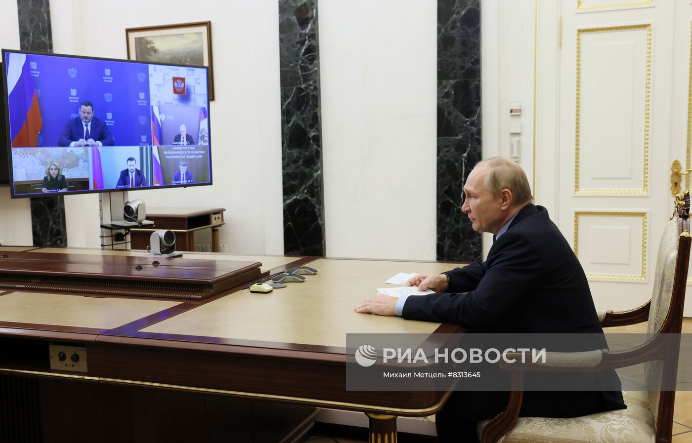 Президент РФ В. Путин провел совещание по вопросу поддержки доходов семей с детьми