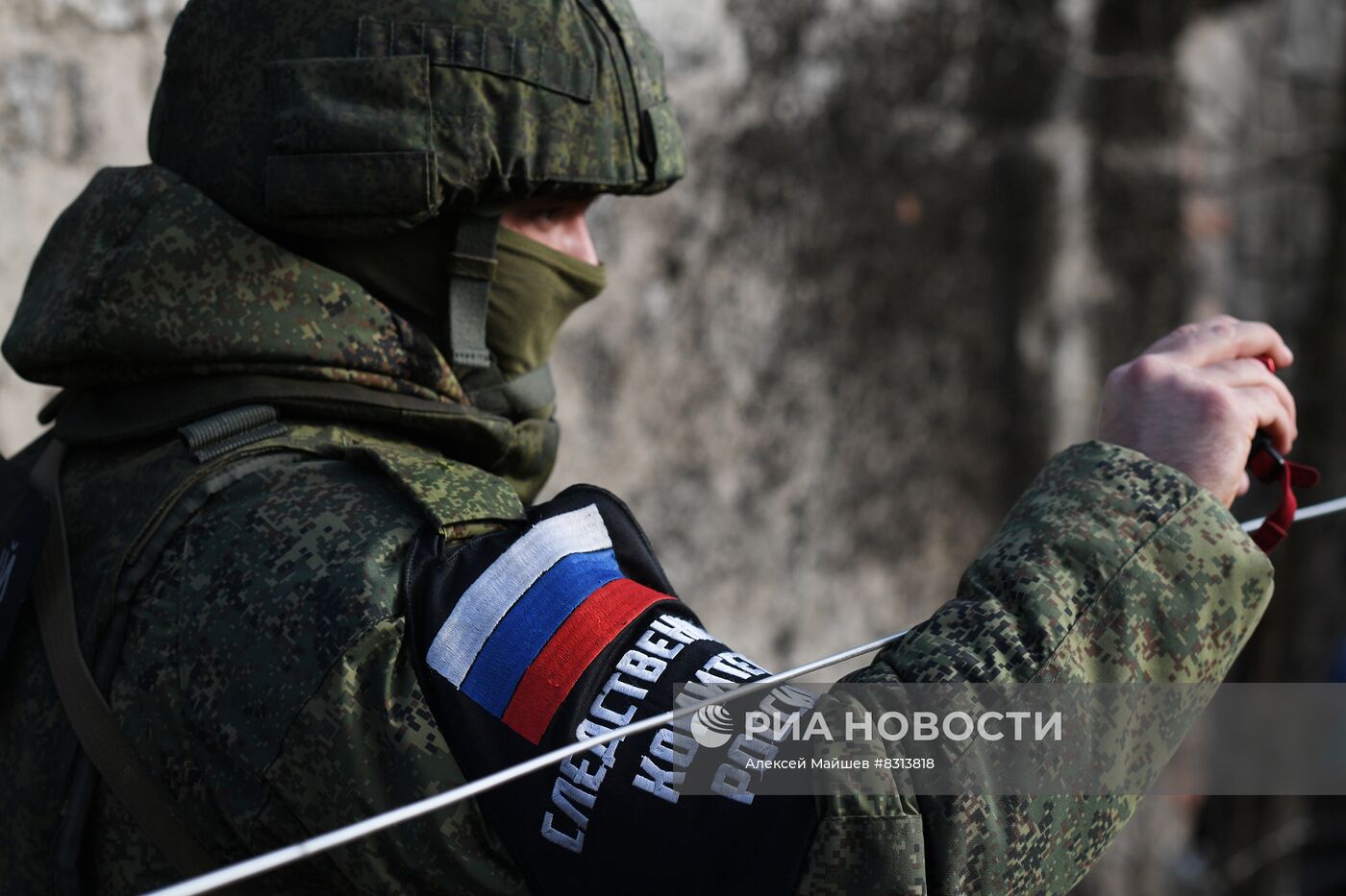 Работа сотрудников СК РФ на месте обстрела в Донецке