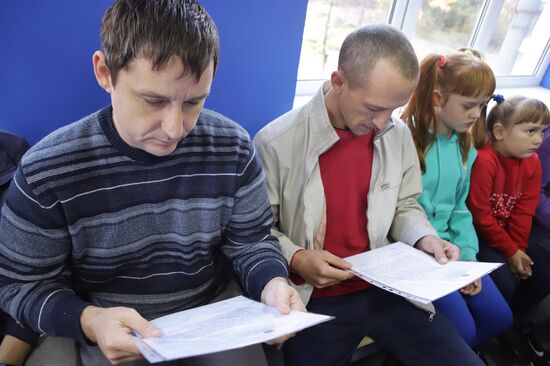 Вручение жилищных сертификатов переселенцам из Херсона в Невинномысске